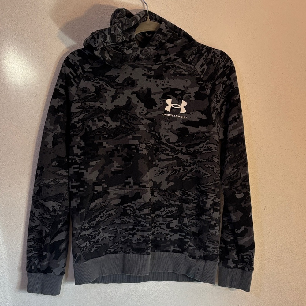 Under Armour Large Dark Camo Hoodie with pockets EUC
